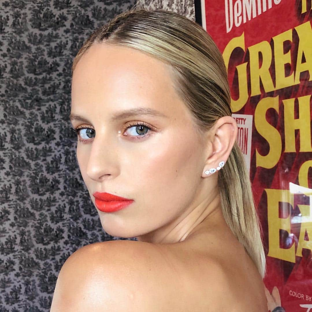 カロリナ・クルコヴァさんのインスタグラム写真 - (カロリナ・クルコヴァInstagram)「Golden Globe GLAM || hair: @laurapolko makeup: @kaleteter @goldenglobes @instylemagazine @laurabrown99 #goldenglobes #goldenglobes2019 #glam」1月7日 12時56分 - karolinakurkova