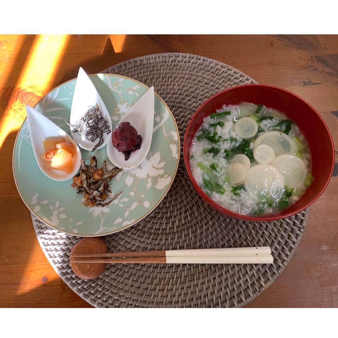 田中麗奈さんのインスタグラム写真 - (田中麗奈Instagram)「無病息災を祈って七草粥。 ほっとする。 食いしん坊の私の胃は、お正月はさぞかし 大忙しだった事でしょう。 胃腸を労わる7日の七草がゆで どうぞ胃も休めますように。  あぁ、日本に生まれて良かったなぁ、。。 今年も皆さま健康でありますように✨。 #七草がゆ#日本#輪島塗り#raynaud#日本の朝ご飯#和食」1月7日 13時48分 - renatanaka07