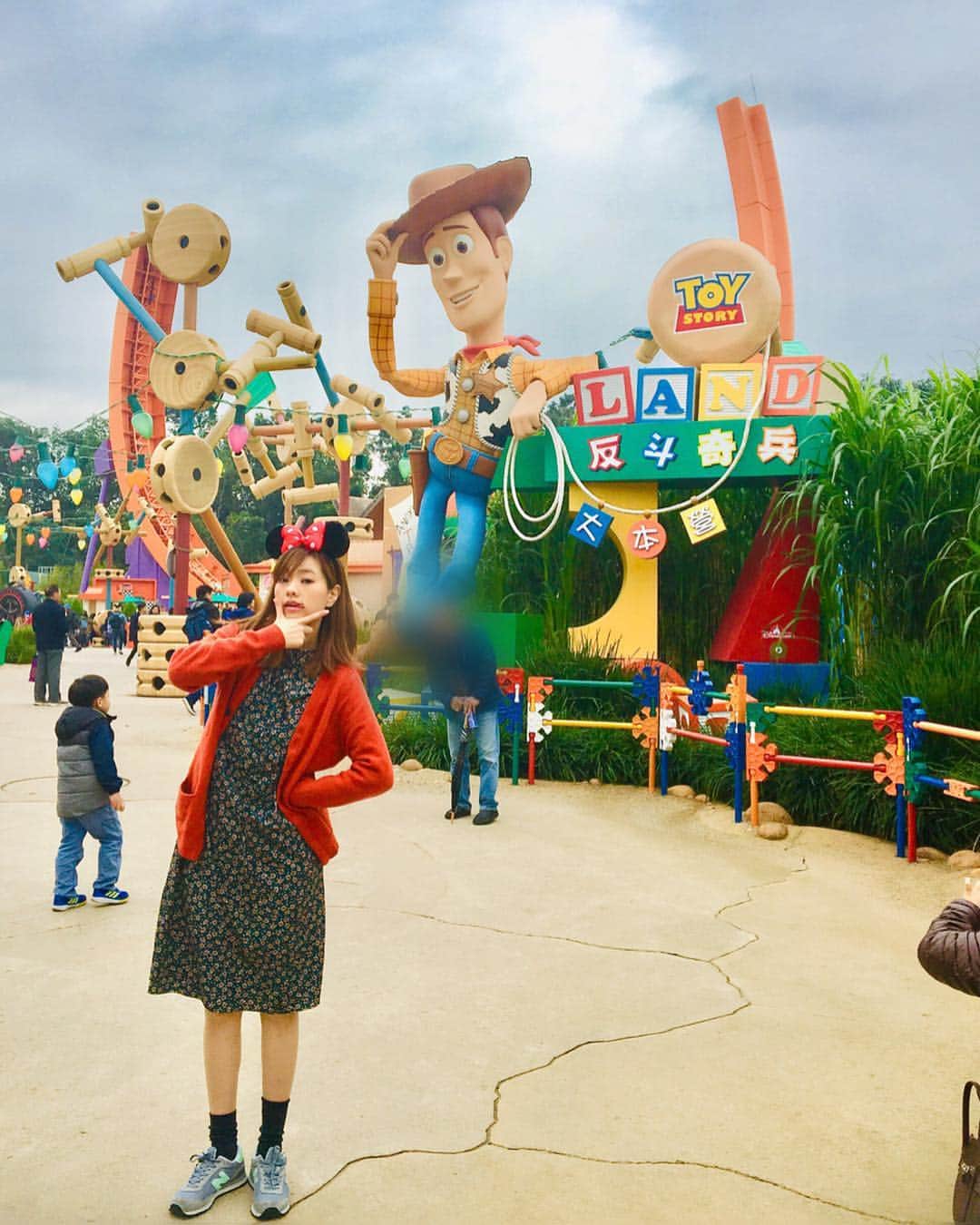 松本さゆきのインスタグラム：「、 #香港ディズニーランド  #トイストーリー 早いもので年が明けてもう７日ですね😅 皆さんはどんなお正月を過ごしていましたか？ 実はですね、もう知ってる方もいらっしゃると思いますが１月２０日に名古屋で撮影会あります♪ 正直、もう声はかからないだろうなと思っていたのでまた呼んでもらえてありがたい限りです😊 もしよければ会いに来て下さいね♪  #名古屋 #エモーション撮影会 で探してみて下さい♡」