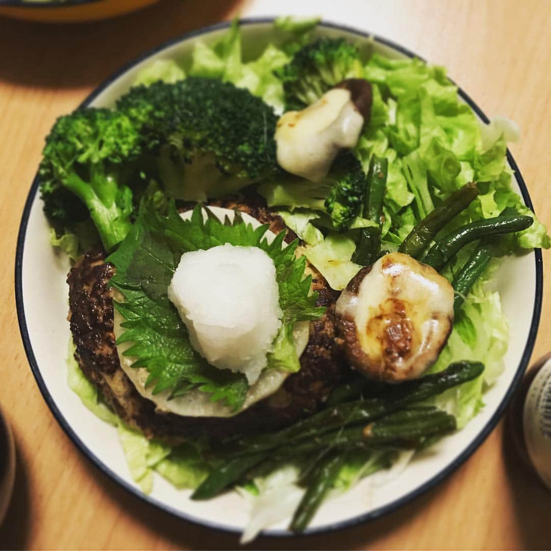 松谷ヒロキのインスタグラム：「おろしハンバーグです。 グリーンにまみれてる。 トマトは高くて買いませんでした。 高くない？トマト！  I made Hamburger Steak with Grated Radish. It is covered with green. Tomatoes were expensive and not bought. It's expensive! Tomato!  #円スタグラム #art #lights  #food #iPhone7plus #focus #cool #kawaii #japanese #comedian #tokyo #japan #love #instagood #instalike #webstagram #follow #followme #followforfollow #写真 #アート #おうちごはん #料理男子 #まつたにめし」