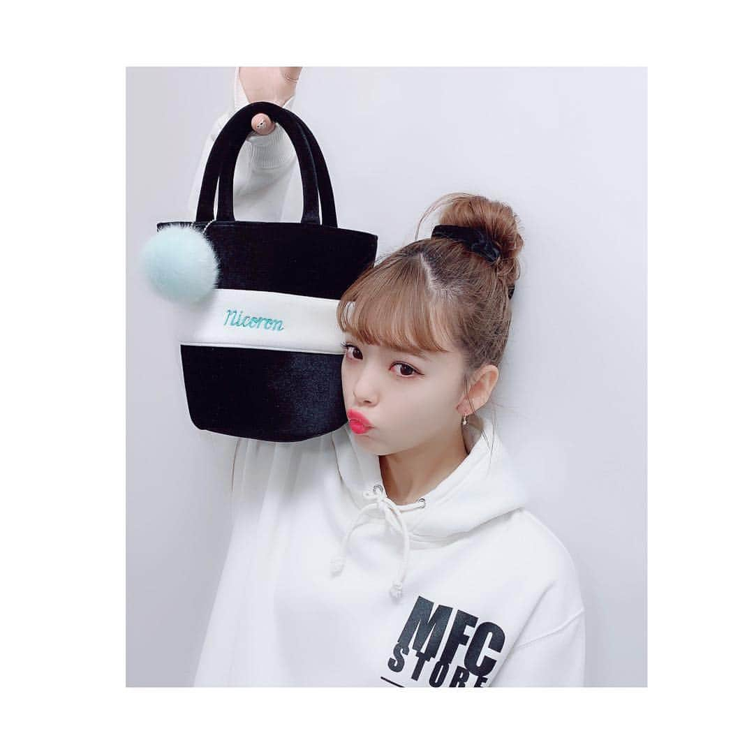 藤田ニコル（にこるん）さんのインスタグラム写真 - (藤田ニコル（にこるん）Instagram)「おにゅーな👜。 バニティーぽいバック 使い勝手いいから作ったの☺︎ 今年の冬はブラック×ミントが なんか気分🥺💞 ぽんぽんもついておる。おきに。  #nicoron」1月7日 14時22分 - 2525nicole2