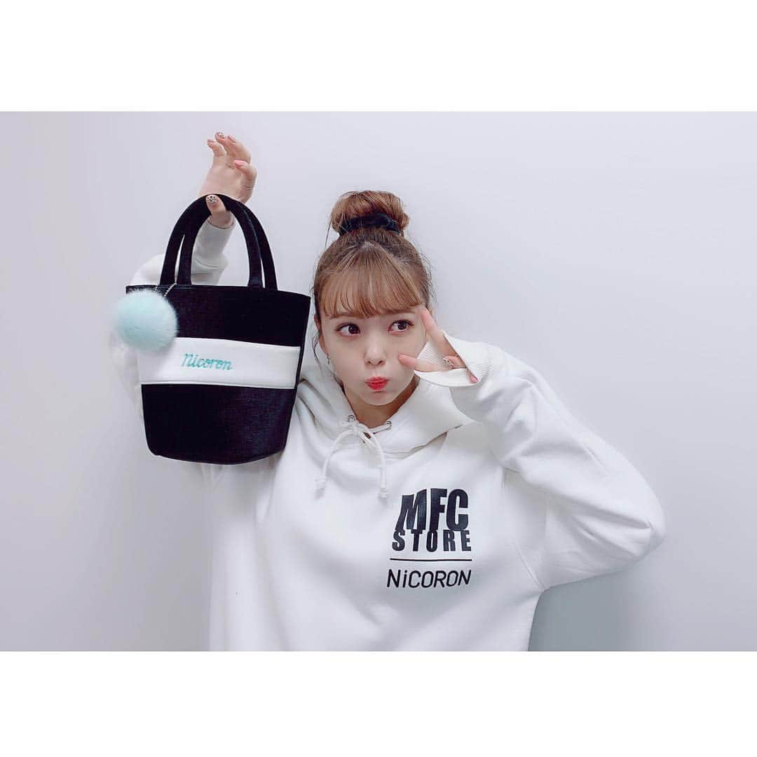 藤田ニコル（にこるん）さんのインスタグラム写真 - (藤田ニコル（にこるん）Instagram)「おにゅーな👜。 バニティーぽいバック 使い勝手いいから作ったの☺︎ 今年の冬はブラック×ミントが なんか気分🥺💞 ぽんぽんもついておる。おきに。  #nicoron」1月7日 14時22分 - 2525nicole2