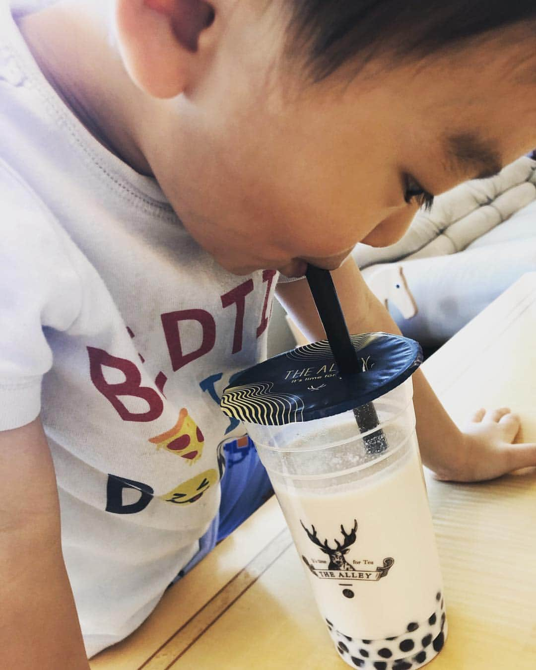 SHOCK EYEさんのインスタグラム写真 - (SHOCK EYEInstagram)「タピオカティー、俺が小さい頃はこんなお洒落な飲み物なかったなー #thealley #鉄観音 #おすすめ」1月7日 14時37分 - shockeye_official