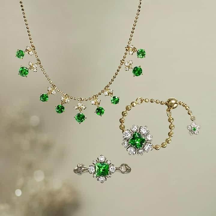 AbHerї〈アベリ〉さんのインスタグラム写真 - (AbHerї〈アベリ〉Instagram)「1月の誕生石は多彩な色合いを持つガーネット。緑色のガーネットは透明感のある豊かな輝きが魅力です。始まりの季節、瑞々しい色彩と共に。 #abheri #アベリ #jewelry #garnet #ガーネット #誕生石 #birthstone #abherichainring #chainring #チェーンリング #necklace #ネックレス #ring #リング」1月7日 14時59分 - abheri_official