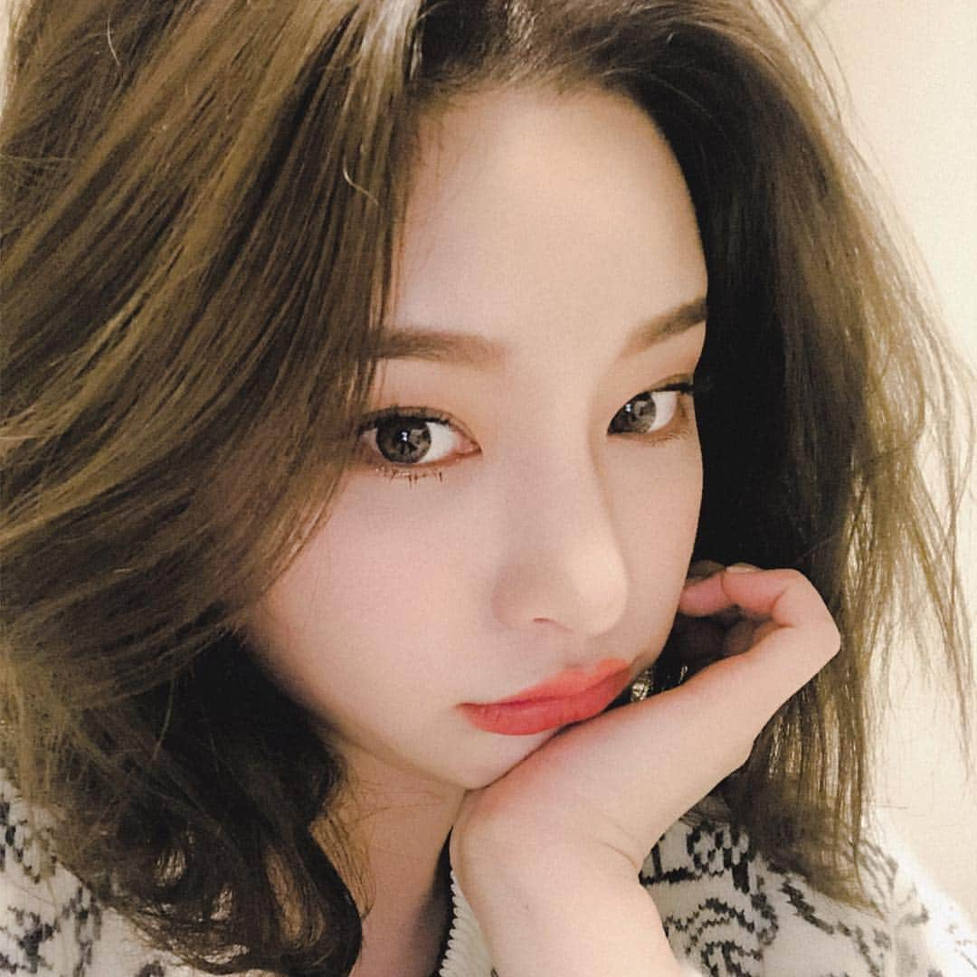 ジョンハさんのインスタグラム写真 - (ジョンハInstagram)「내 얼굴 담당 @miho_makemeup  찌❤️ 내 머리 담당 @secret_hair_nail  찌 ❤️」1月7日 15時05分 - 1993kg