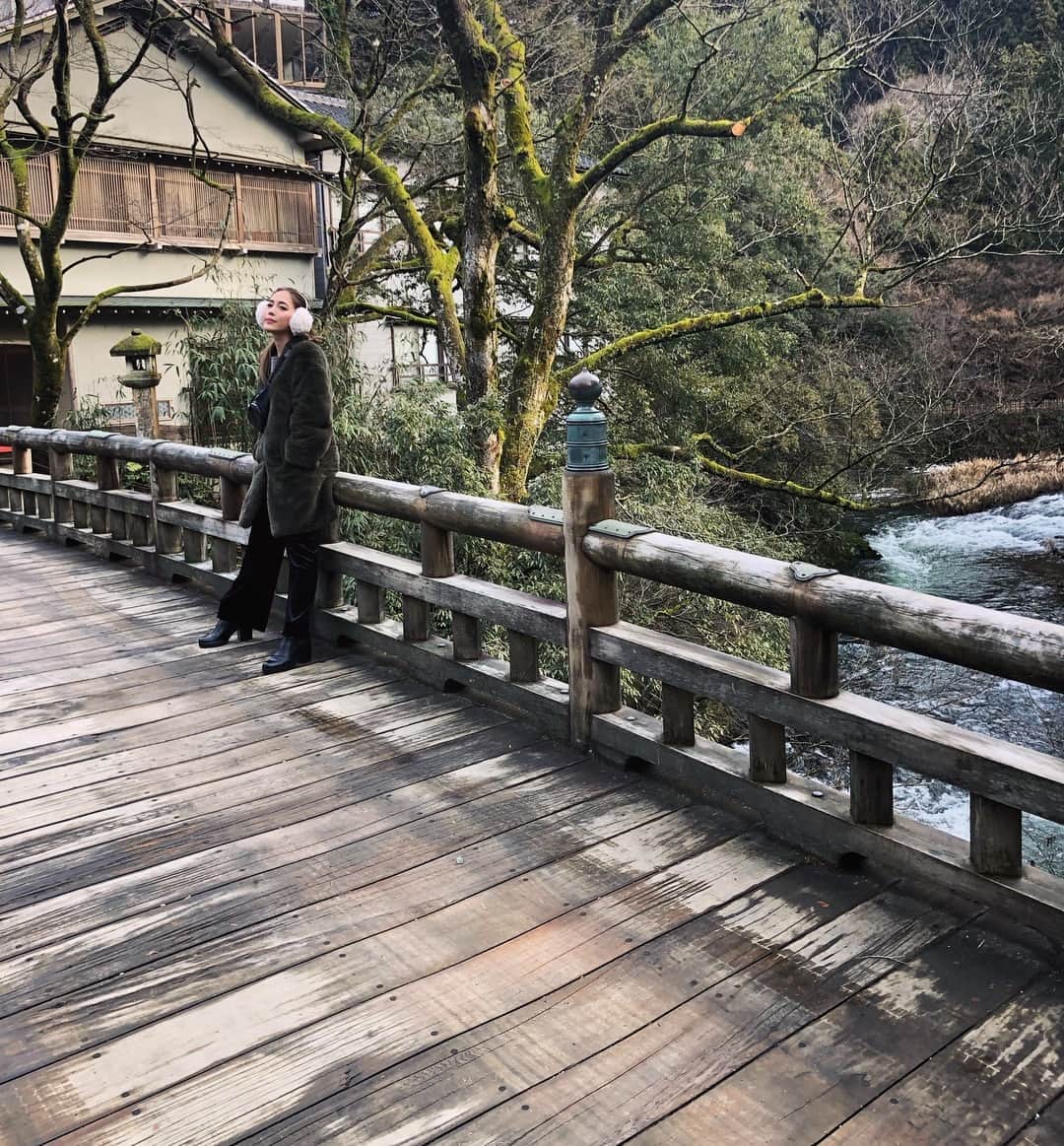 のインスタグラム：「美味しい空気と温泉に癒されたび〜💕💕 山中温泉散策中です♨️ そして今日もイヤマフ🤣💭 * * * #金沢 #加賀 #山中温泉 #ゆげ街道 #温泉 #cjjuri #jurixoxoxo #goodday #dayoff」