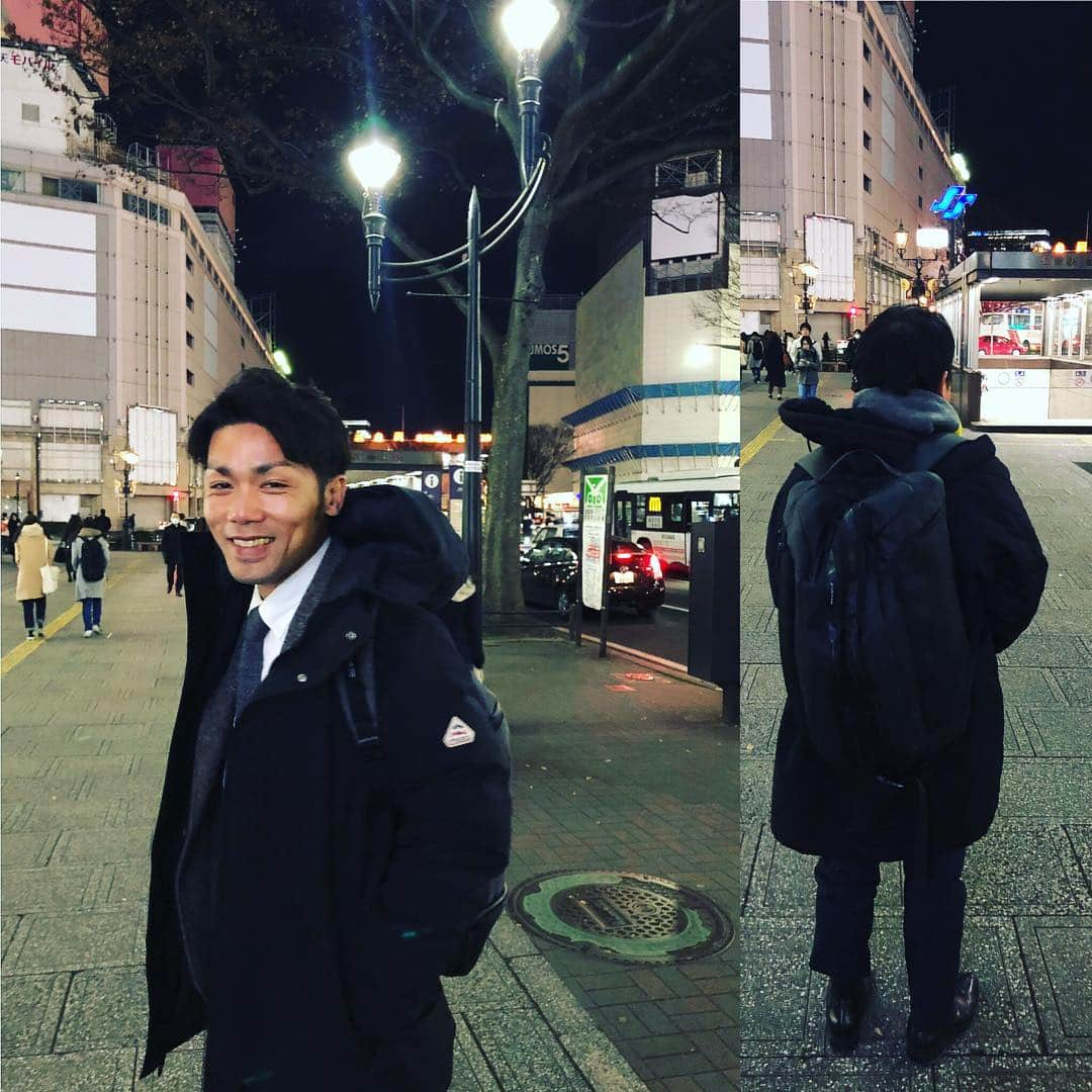 栗原心平さんのインスタグラム写真 - (栗原心平Instagram)「新年挨拶回り今日の遠山くん第3弾 「俺は良いっすよと言いつつ満更でもない笑顔」 スーツにリュックは否定的だったのですがあまりの楽さについに購入。今まで否定してきた方たちごめんなさい…。 今日の終点は仙台でした。 やっぱり東北寒いっすね❄️ でも今年は雪が少ないかな。 これから地元の百貨店さんと食事会です！ #栗原心平 #shimpeikurihara #遠山くん #仙台 #盛岡 #藤崎百貨店 #パルクアベニューカワトク #新年の挨拶」1月7日 18時33分 - shimpei_kurihara