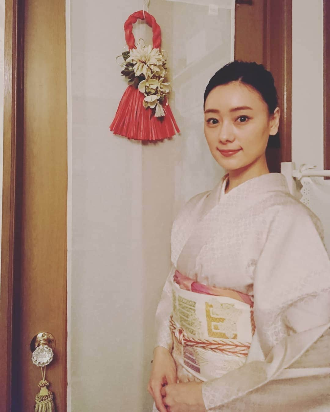 中島亜梨沙さんのインスタグラム写真 - (中島亜梨沙Instagram)「北海道に帰省中に 祖母の着物を 見てくれるかなぁ…  やっぱりお着物は好きです  そしてローズさんと戯れる…というか遊ばれている私(笑)  #祖母の着物 #着付けは母  #帰省中です」1月7日 18時33分 - arisa_nakajima_desu