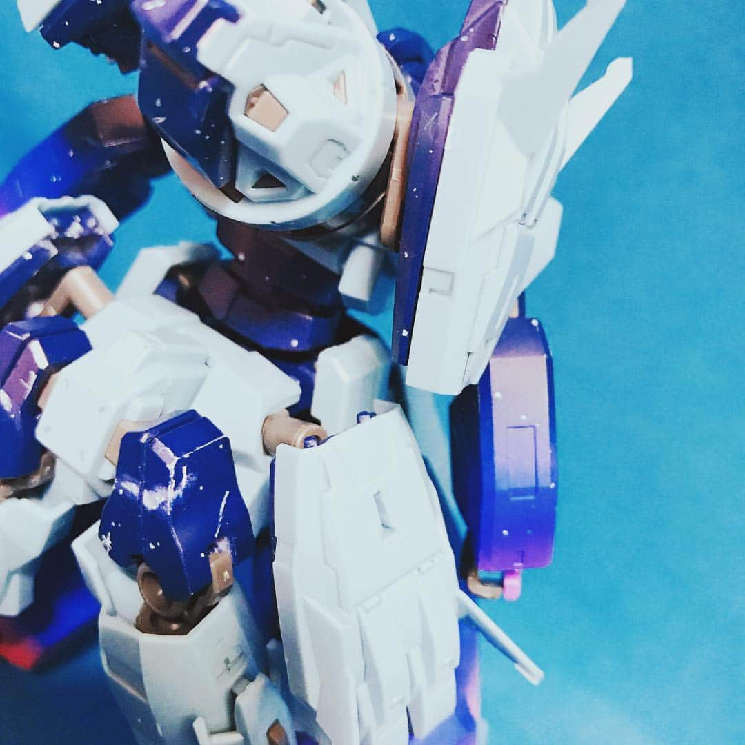 夏日凜子さんのインスタグラム写真 - (夏日凜子Instagram)「#1日1プラモ  ガンプラHG1/144 【セラヴィーガンダムシェヘラザード】  ジンモードを『夜空』をテーマに塗装してたのやっと完成させました🌌💕 ガンダムマーカーエアブラシ＋筆描きです✨ ガンダムマーカーエアブラシ大好きです！ ティターンズブルーを中心に塗装しております٩(>ω<*)و いつか砂漠ジオラマつけたいなぁって気持ち(*´﹀`*) #プラモ声優 #プラモ狂子 #ガンダムマーカーエアブラシ #ガンプラ #gunpla #ガンダム #gundam #ガンダムビルドダイバーズ #シェヘラザード #セラヴィーガンダム #ガンプラ好き #ガンプラ塗装 #ガンプラ初心者  #塗装 #模型塗装 #プラモデル女子 #ガンプラ女子 #グラデーション #夜空  #cooljapan #anime #gradation」1月7日 18時36分 - natsuhi818