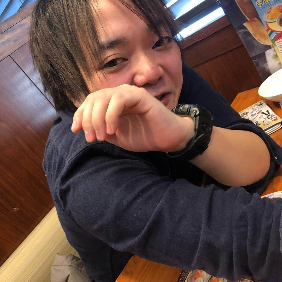 松野浩介さんのインスタグラム写真 - (松野浩介Instagram)「【156日目】 1月5日(土) 皆さんは、 幼児でしか興奮しない性犯罪者に見えてると思いますが、 僕の友達です。 #ぺーぺー親父のくそ日記 #生後156日目 #生後5ヶ月 #赤ちゃん #女の子 #親父 #娘 #奥さん #松野家 #家族写真 #作家 #志田ひろき」1月7日 18時50分 - kosuke_matsuno