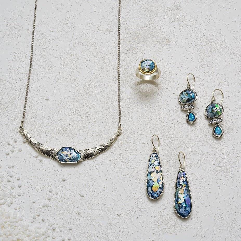 のインスタグラム：「・ 【2019 Spring Collection_Roman glass】 Saphirim Rahav イスラエルで製造されたローマンガラスを使ったジュエリー。 約2000年前のローマ時代のガラスは、イスラエルの酸化湿地土壌で長い年月をかけて銀化し、独特の光を放ちます。 ジュエリーとして蘇ったガラスの煌めきをお楽しみいただけます。 #agete #jewelry #accessory #necklace #pireced #romanglass #spring #collection #アガット #ジュエリー #アクセサリー #ネックレス #ピアス #ローマンガラス #春 #コレクション」