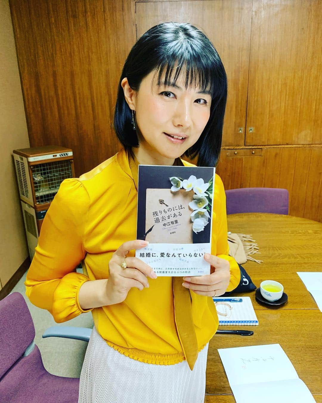 中江有里さんのインスタグラム写真 - (中江有里Instagram)「1月22日発売の小説『残りものには、過去がある』の取材&サイン本づくり。まだ本は出来ておらず、わたしが持っているのは表紙の色校。サインした白い紙を製本していくそうです。」1月7日 19時29分 - yurinbow1226