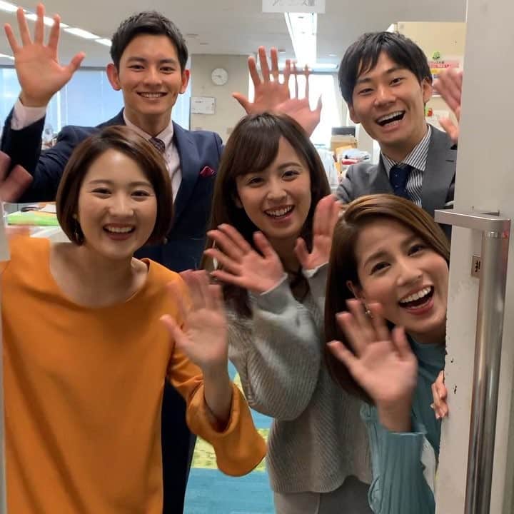 フジテレビアナウンサーのインスタグラム：「開けまして‥  失礼しました。  明けまして、おめでとうございます🎍  本年も和気あいあいのフジテレビアナウンス室をどうぞよろしくお願い致します☺️ #榎並目線 #しょうもない脚本に #快く応じてくれる #優しい後輩たち  #フジテレビアナウンサー #永島優美 #永尾亜子 #久慈暁子 #今湊敬樹 #大川立樹」