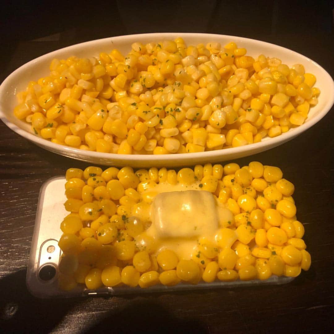 大森望のインスタグラム：「中2娘のiPhoneケースとコーンバター」