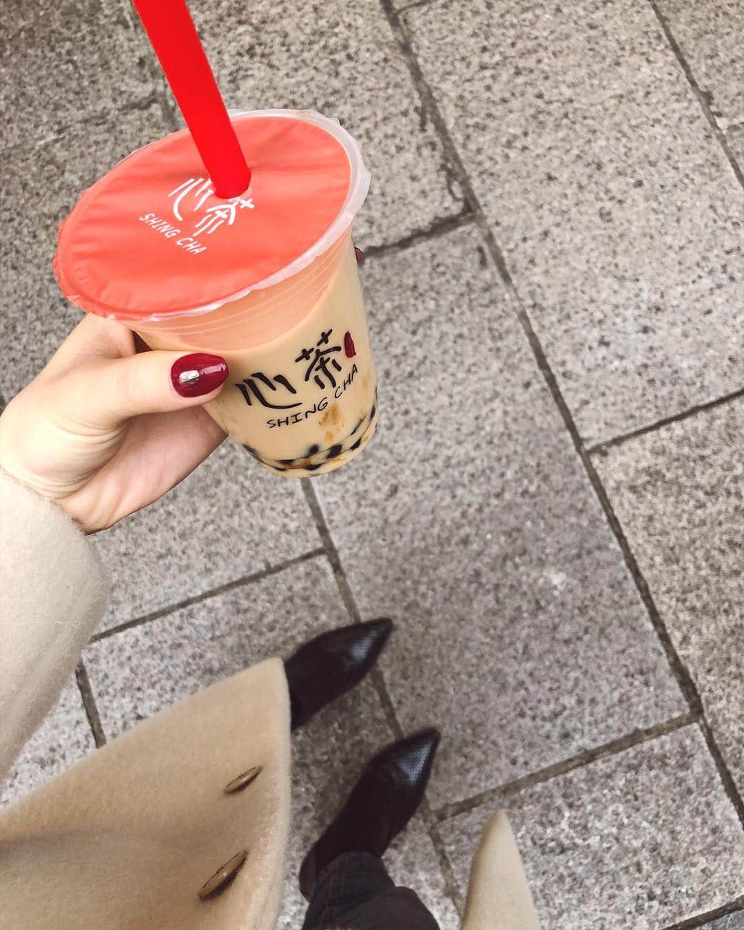 古川貴絵さんのインスタグラム写真 - (古川貴絵Instagram)「中華街の黒糖ミルクティー 黒糖って美味しすぎん？？ 久々にハマってる🤢 コートとネイルの質問多いのでタグ付けしとくね❤︎」1月7日 19時55分 - _kiegram