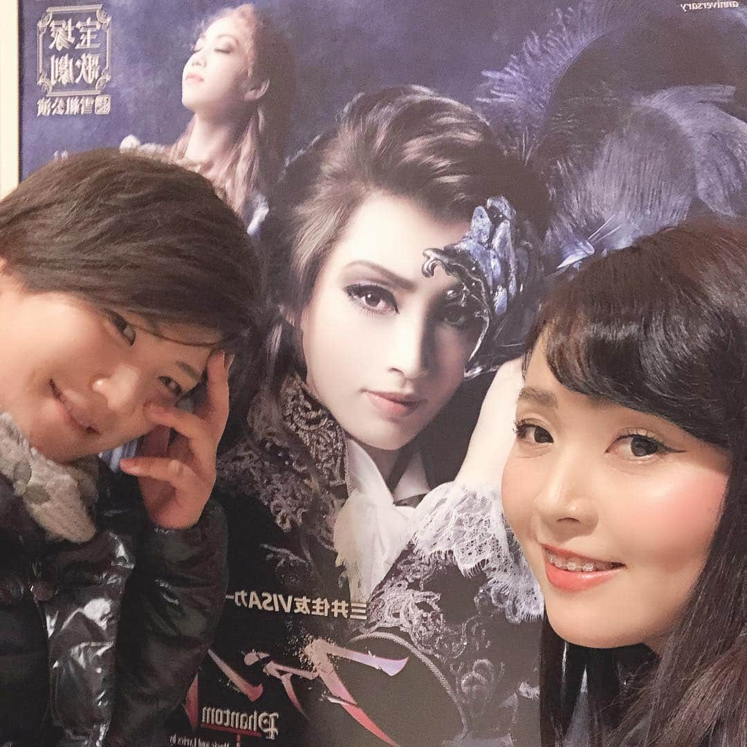 青木瀬令奈さんのインスタグラム写真 - (青木瀬令奈Instagram)「先日雪組さんのファントム東京公演に行かせて頂きました😍 長くなるので興味のある方だけどうぞ🤣❤️笑 年末のタカスペでは、大好きなだいきほコンビや雪組の皆さんを初めて生で観ることができましたが、雪組さんの公演自体は初めてだったのでとってもワクワク😍❤️しかも！チケ難のファントムを譲って頂きました😂🙏井上さん本当にありがとうございます🙇‍♀️🙏 安定のだいきほとさきちゃんはソロもデュエットも流石の歌うまで鳥肌が立ちまくり😍😍きぃちゃんの可愛さといったらもう天使！！😍普段音楽聴いてると、きぃちゃん出てくる前に可愛い！！って言っちゃうくらい天使！😍今回のメロディメロディは高音行ったり来たりするから難しいけど、絶対マスターするぞ🤩🤩👍 やっぱり今年は歌が上手くなりたいなーと改めて決意👊目標は高音を声帯をあまり狭めずに安定して出すことと、ドスの効いた声の習得👊笑 自分の声域や声色の幅を広げたい🤩❤️本気でボイトレ検討中🤣👍 おかげさまで沢山の公演を観劇させて頂いてますが、今回のファントム、初めて泣きました😢❤️もちろん、ご贔屓さんにお目にかかれたときは嬉しさで涙目になることはありますが、感動というか切なくて涙が止まりませんでした😢のぞ様とさきちゃんのシーン。あれはもう泣かない人いないと思います。さきちゃんはダントンを初めてDVDで見て、敵軍はパリを目指してる〜に全身が痺れて虜になりましたが😍個人的にはまこっちゃんと同じく低音の安心感が抜群で、たまらんってなります🤩 今回はのぞ様のお父さん役ということで、どんな感じなんだろうと思ってましたが、落ち着いていてまさにたまらん役どころでした🤣❤️笑 あーささんは以前よりスチール写真でなんという綺麗なお顔立ちをされているのか！！とみすずに興奮してLINEしたのを思い出しますが、サンジュストとしてのキーマンの演技と声に惚れました😍今回は役替わりで優しくてきぃちゃんを想う素敵な役をされていて、格好良さはいつものことながら、私はやはりあーささんの声が好きだなーと😍いつも言うけど特に高音！😍 ファントム自体の観劇はDVDでも見たことがなく初めてだったのですが、花組のファントムも大好きな蘭蘭コンビのお披露目公演なので早速購入😍これから観るのが楽しみです😍❤️ DVD、CD、iTunes全てが楽しみすぎる雪組ファントム🤩また配信されたらみすず、業務連絡よろしく〜🤣⭐️👍笑 #loveandthankyou  #ファントム  #雪組  #東京公演  #宝塚好きな人と繋がりたい  #望海風斗  #真彩希帆  #彩風咲奈  #朝美絢  #いつもありがと  #成田美寿々  #感謝」1月7日 20時11分 - serenaaoki_official