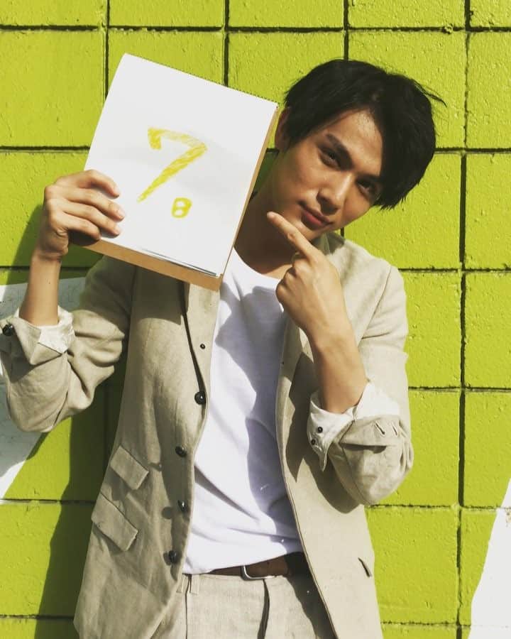 中川大志 のインスタグラム：「とうとうあと1週間！ もう7日寝ると、、写真集『maka hou』の発売日です🌴✨ #はたちの大志 #中川大志 #写真集 #hawaii #はたち #makahou #holoholo」