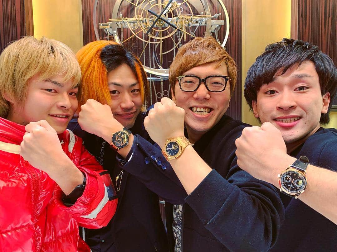 HIKAKINのインスタグラム：「銀座で時計買いました⌚️ 最高の思い出😎👊 ３人で4000万越え🥶💰💰💰 しばゆーの時計は心の透き通った人にだけ見えます🥺  #ヒカキン #東海オンエア #時計 #watch #royaloak  #audemarpiguet  #patekphilippe  #ulyssenardin」