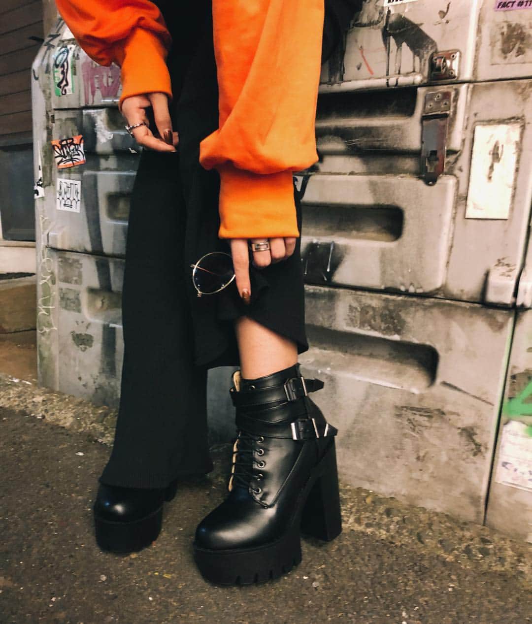のインスタグラム：「脚長効果抜群の @shopkarani の厚底ブーツ😻！ 履きやすくてなんにでも合わせやすいBLACK🖤 この時期めっちゃ愛用してるお気に入りの１つ🤞🏾🌹 . #ブーツ #厚底 #厚底ブーツ #プチプラ #韓国 #韓国ファッション #お洒落 #愛用」
