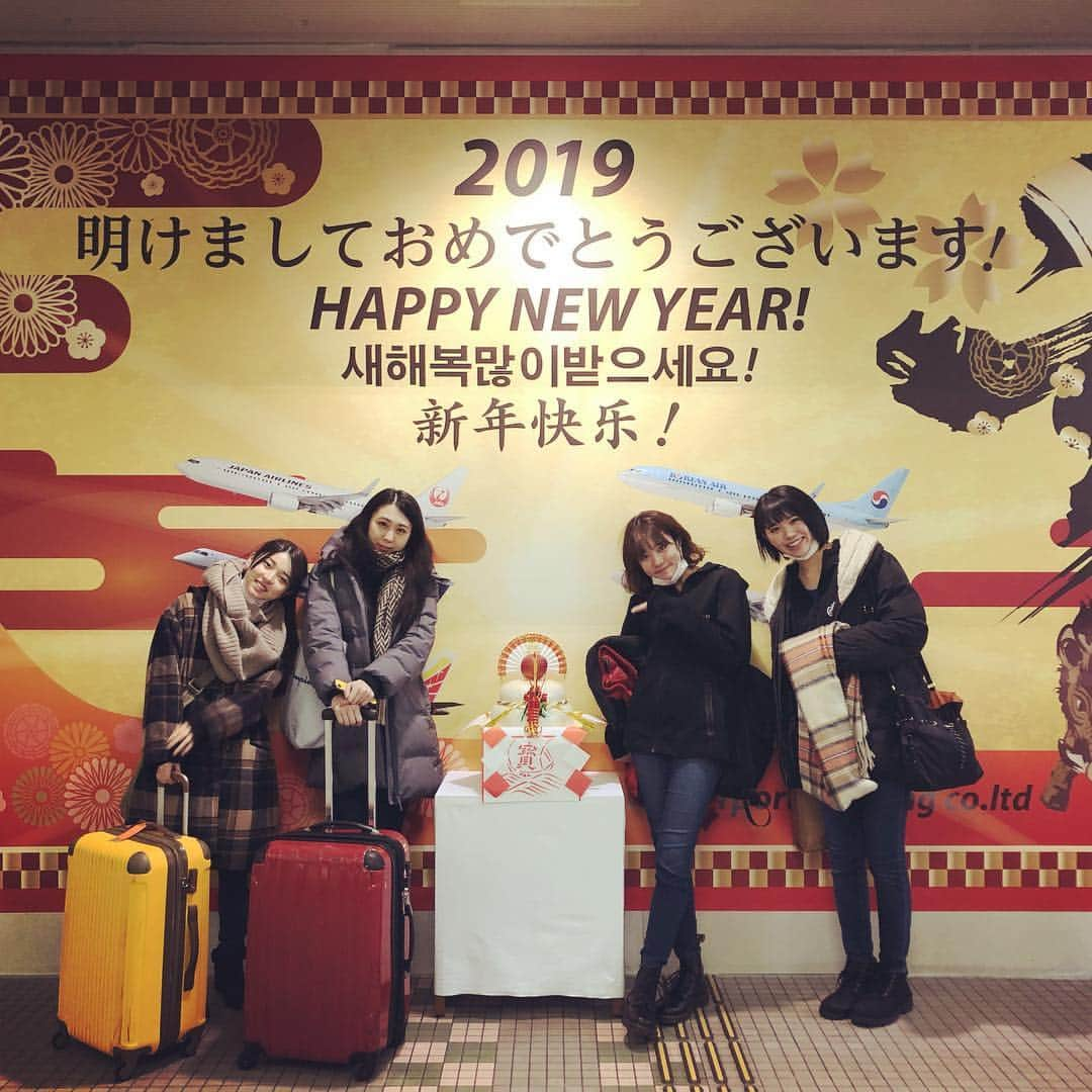 りんご娘さんのインスタグラム写真 - (りんご娘Instagram)「2019年最初の飛行機✈️ #青森から世界へ  青森空港利用して青森へお越しください❗️ 今週は関西へ行きます！！ #青森空港アンバサダー #青森空港 #りんご娘 #ringomusume #青森県」1月7日 21時19分 - _ringo.musume.com_