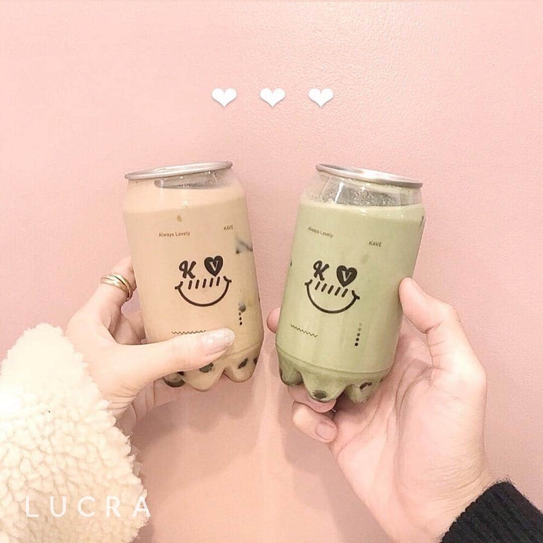 LUCRA（ルクラ）さんのインスタグラム写真 - (LUCRA（ルクラ）Instagram)「「 Cafe De KAVE 」 新大久保にある、缶のようなボトルデザインがかわいいと話題のタピオカです♥ ・チーズフォームストロベリー ・ヘーゼルナッツチョコ ・抹茶 ・オーガニックミルクティー などここでしか飲めない珍しい味のタピオカを味わってみては？ ㅤㅤㅤ  Photo by  @__su_5xii  ㅤㅤㅤ  #CafedeKave#新大久保#新大久保カフェ  ㅤㅤㅤ  LUCRA公式Instagram上で紹介させて頂くお写真を募集中！写真に#lucrajp をつけるかタグ付けして投稿してくださいね♡ ㅤㅤㅤ  #カフェ #カフェ巡り #渋谷カフェ#代官山カフェ#表参道カフェ #中目黒カフェ #食べ歩き#名古屋カフェ#カフェ巡り好きな人と繋がりたい#カフェ好きな人と繋がりたい#インスタ映え#カフェ好き #タピ活#タピオカミルクティー#タピオカ巡り#タピオカ#shibuya#instagood#instalike#like4like#followme#tapioca #food」1月7日 21時29分 - lucra_app