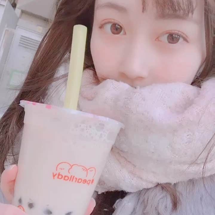金久保マユ（ぼんぼん）のインスタグラム：「今日もタピオカ〜〜！！！ . 大好きなパールレディ( ੭˙꒳ ˙)੭♡ . わざわざ遠回りして買いに行ってます。笑 . . . . . . . . . . . . . #タピオカ#タピオカミルクティー#パール#パールレディ#たぴおか#おいしい#たぴたぴ#たぴ活#マフラー#寒い#ふゆ#冬#冬服#かわいい#すき#ふわふわ#ストレート#ぱっつん#メイク#メイクアップ#しあわせ#おんなのこ#ゆめかわいい#drink#yummy#yum#instafood#happy#cute#love」