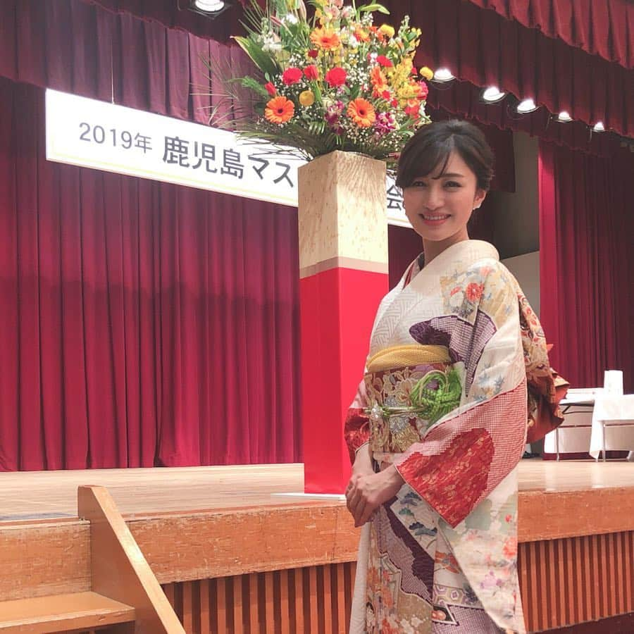 原口奈菜さんのインスタグラム写真 - (原口奈菜Instagram)「20190107 七草の日。鹿児島では七草祝いの子供達が晴れ着姿で神社へと向かう中、私は「鹿児島マスコミ年賀会」の司会でお着物を…。 * 放送局や会社の垣根を越えてお世話になっている皆様に、新年早々ご挨拶ができて何よりです。 * 慣れないお着物でしたが、新年から程よく背筋が伸びて、気持ちが整った気がします。 #年賀会#鹿児島マスコミ#レンタル着物マイン」1月7日 22時38分 - nanaharaguchi0813