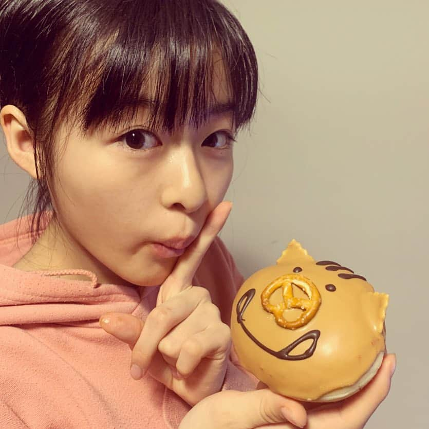 森七菜さんのインスタグラム写真 - (森七菜Instagram)「いのししドーナツ🍩 #指はキバのつもり #顔マネ #いのししスイーツ #もりなな #森七菜」1月7日 22時45分 - morinana_official