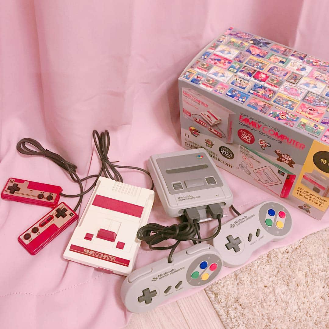 根岸愛のインスタグラム：「ちょっ可愛さえぐいって ニンテンドークラシックミニ ダブルパック (ファミコンスーファミ) 耐えきれず購入☺️💕 手のひらサイズ✋ #ゲーム #ニンテンドークラシックミニ #ファミコン #スーパーファミコン #スーファミ #game #nintendoclassicmini」
