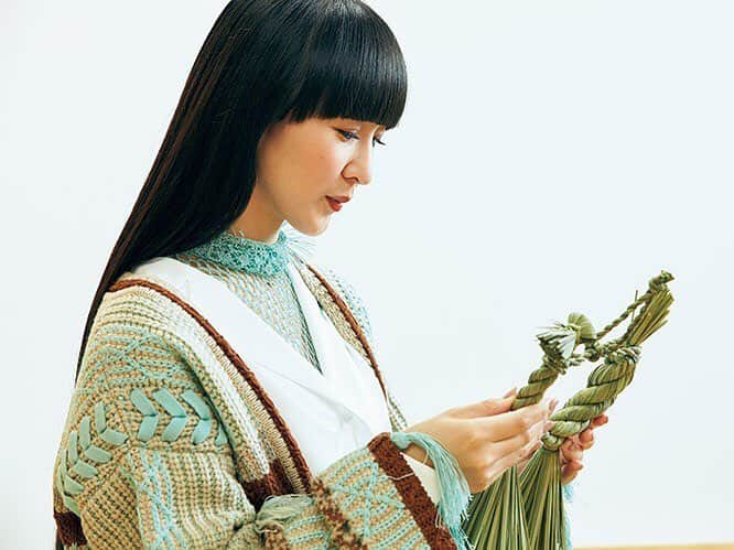 Perfumeさんのインスタグラム写真 - (PerfumeInstagram)「English version of Kokontozai: KASHIYUKA’s Shop of Japanese Arts and Crafts on @casabrutus is now up! On this issue, she came upon nawa-kazari, straw amulets, made from rice straw. Link in bio. #prfm」1月8日 0時08分 - prfm_official