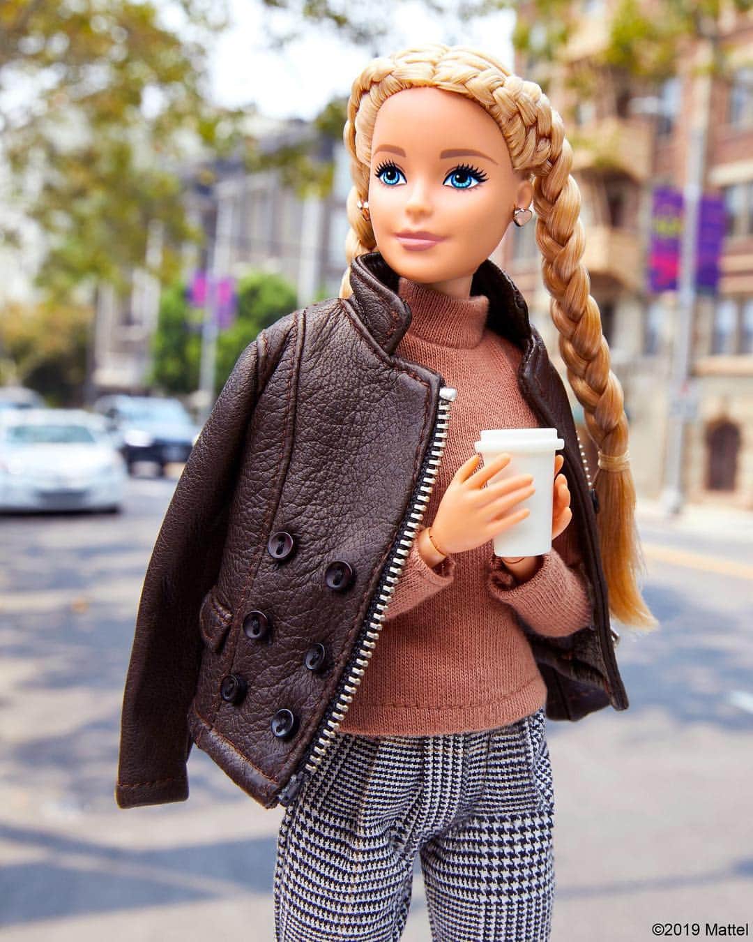 バービーさんのインスタグラム写真 - (バービーInstagram)「Fueling my Monday with a matcha in hand. What drink do you love a latte? 🍵 #barbie #barbiestyle」1月8日 1時42分 - barbiestyle