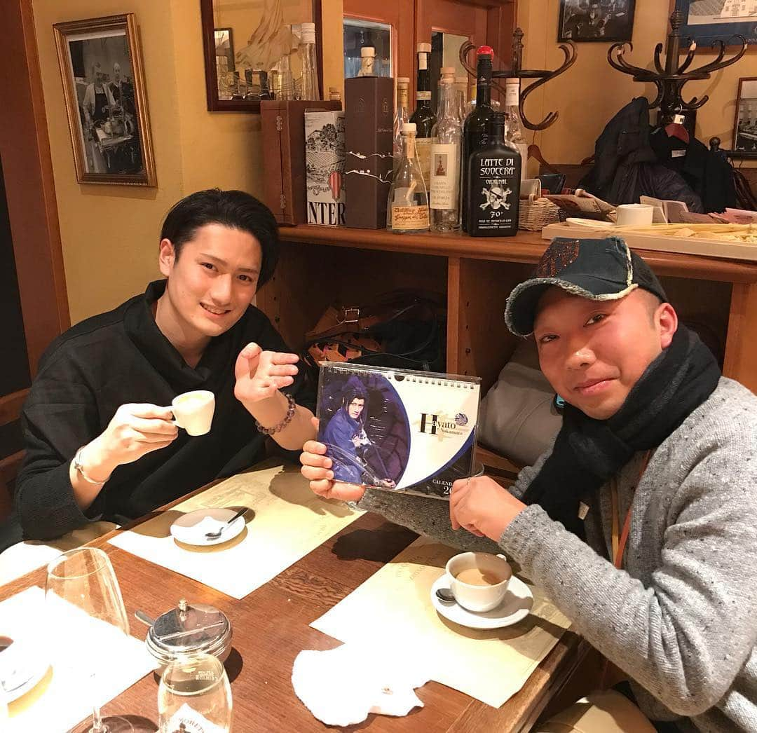 中村隼人さんのインスタグラム写真 - (中村隼人Instagram)「昨日は終演後に猿之助兄さんと食事へ😆✨ 同じカメラマンさんに撮って頂いたカレンダーも渡すことが出来ました💡笑 #市川猿之助 #中村隼人 #浅草歌舞伎 #中村隼人カレンダー」1月8日 11時18分 - 1130_nakamurahayato