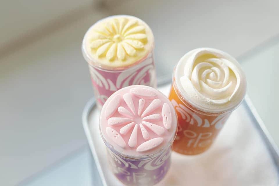 ドミニクアンセルベーカリーのインスタグラム：「We're excited to announce we’ll be popping up at Amour du Chocolat at JR Nagoya Takashimaya from 18th January to 14th February! And we’ll be debuting Chef Dominique’s brand new Pop Fleur - a light and refreshing yogurt that “blooms” into a flower, in three different flavors: Wakamomo peach (that blooms into a rose)  Yuzu Honey (that blooms into a daisy), and our exclusive-to-Japan Strawberry White Chocolate Rose (that blooms into a cherry blossom). Inspired by all the different piping tips that pastry chefs use, gently push up the yogurt to watch it grow! #DominiqeuAnselBakery #DABJapan #Nagoya #Valentinesday  今年も名古屋タカシマヤで開催される「アムール ・デュ・ショコラ」に1月18日から2月14日の期間出店いたします！今年はNY本店で話題になった日本初上陸のポップフルールが登場。ライトな口当たりのムースがお花のように咲く新作。フレーバーはワカモモヨーグルト、ゆずはちみつと日本限定フレーバーストロベリーホワイトチョコレートローズの３種類！週により取り扱いフレーバーが異なるので是非全種類制覇してくださいね。#ドミニクアンセルベーカリー #ドミニク #名古屋 #バレンタイン #アムールデュショコラ」