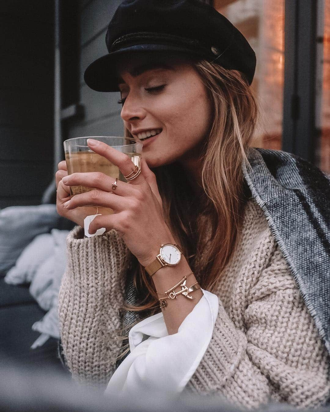 PAUL HEWITTさんのインスタグラム写真 - (PAUL HEWITTInstagram)「Monday mood by @jiliciousjourney. ☕💫⚓ #getanchored #paulhewitt #sailorlinemodest #ancuff #anchorspirit #starboard #portside __ #womenstyle #womensaccessories #womenwatch #gold #details #womensjewelry #jewellery #relax #thehappynow #womenswatch #womenwithstyle #ootdwatch #styleinspo #dailyoutfit #sotd」1月8日 4時00分 - paul_hewitt