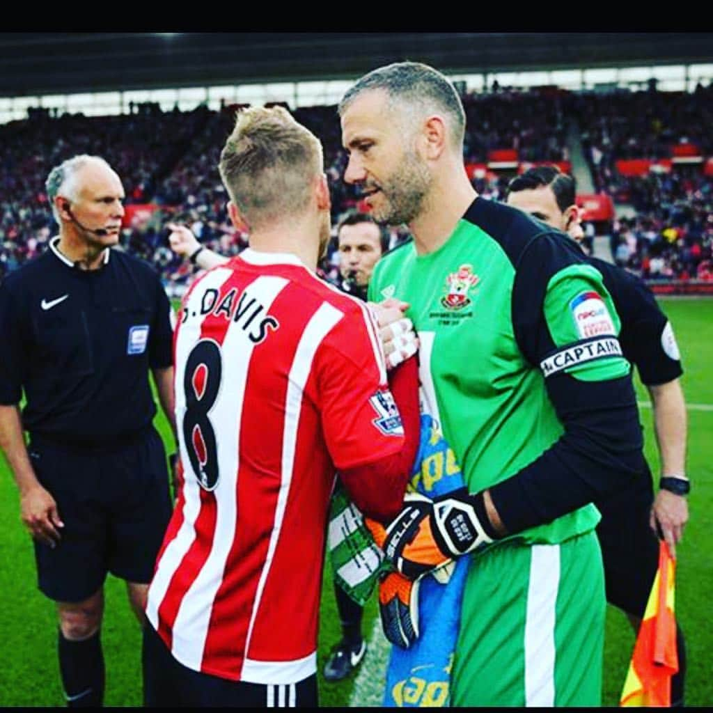 ケルビン・デイビスのインスタグラム：「Some people see @southamptonfc as a stepping stone or think they’ve out grown our club. @s_davis_8 is neither of these, being a top professional and great servant for every minute of his 6 1/2 years. Enjoy your football Davo been a pleasure sharing the pitch and dressing room with you! #clubcaptain #leadingbyexample @southamptonfc #saintsfc」