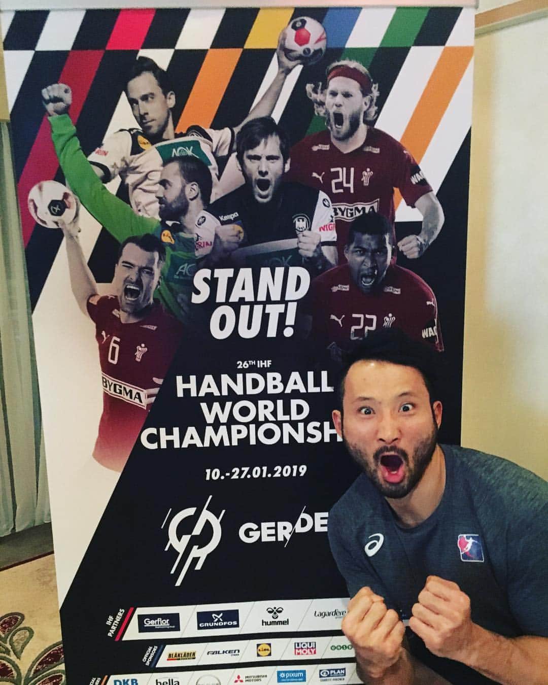 のインスタグラム：「本日ドイツ入りしました🇩🇪 もうすぐ世界選手権開幕ということで選手のボルテージも上がりまくっております🔥 #ラッピングバス #おもてなし #彗星JAPAN #handball #standout」