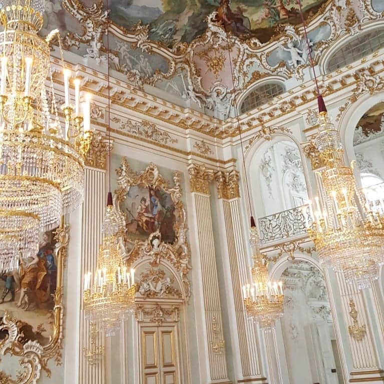 本仮屋リイナさんのインスタグラム写真 - (本仮屋リイナInstagram)「白銀のニンフェンブルク宮殿🏰✨一面の白世界に白鳥✨美しかったです❄️✨ でも、ここはバイエルン選帝候の、夏の居所だそうです🤗☀️ふふふふ #ミュンヘン旅記録  #ドイツ #ミュンヘン #ドイツ観光 #ニンフェンブルク宮殿」1月8日 12時56分 - riina_motokariya