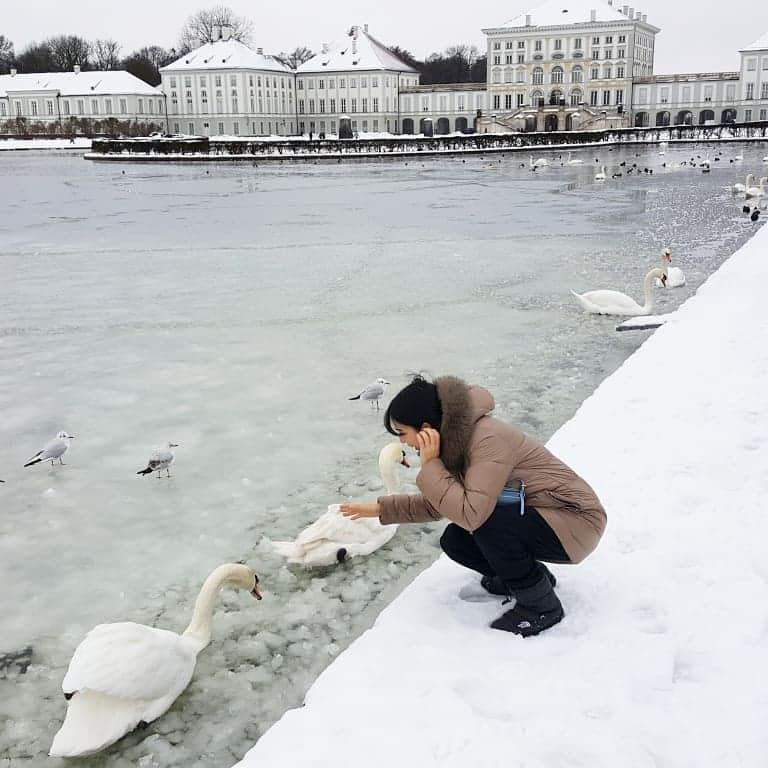 本仮屋リイナさんのインスタグラム写真 - (本仮屋リイナInstagram)「白銀のニンフェンブルク宮殿🏰✨一面の白世界に白鳥✨美しかったです❄️✨ でも、ここはバイエルン選帝候の、夏の居所だそうです🤗☀️ふふふふ #ミュンヘン旅記録  #ドイツ #ミュンヘン #ドイツ観光 #ニンフェンブルク宮殿」1月8日 12時56分 - riina_motokariya