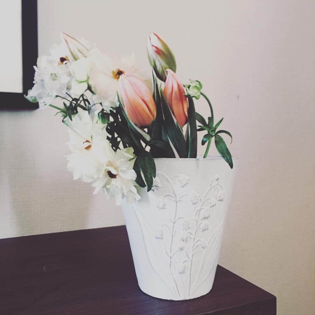 川上未映子さんのインスタグラム写真 - (川上未映子Instagram)「1枚目は自宅の食卓の花 長さのあるままいけてみたけど 小さくしたくて夜中あれこれ そしてクリスマスローズが咲きはじめた！ そして仕事場のチューリップ」1月8日 7時56分 - kawakami_mieko