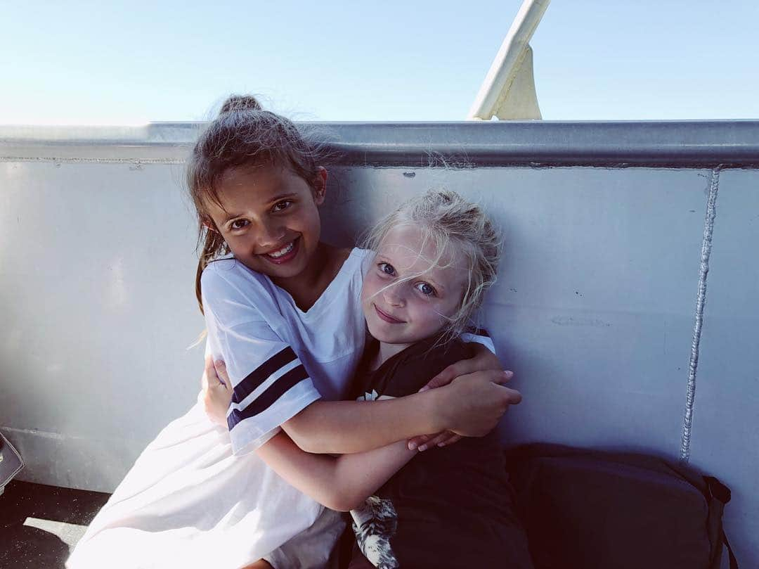 リヴ・オドリスコールのインスタグラム：「My cuties on holiday 👯‍♀️🐬🏖」