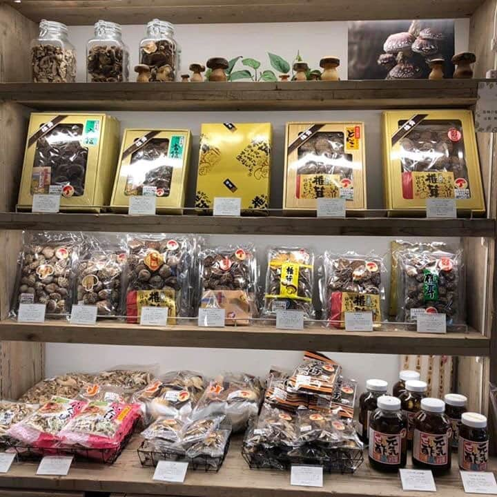 タマチャンショップ都城本店さんのインスタグラム写真 - (タマチャンショップ都城本店Instagram)「こんにちは😃 朗報です‼️ ただ今、タマチャンショップ本店では、 椎茸詰め放題！絶賛開催中！です👍🏻 . . 椎茸は、美味しいだけじゃない。栄養豊富な食材です。さらに、干し椎茸は、生椎茸より最大30倍ものうま味と栄養素がUP⤴︎してるのです！ . カルシウムの吸収を促す【ビタミンＤ】 . むくみ解消に役立つ【カリウム】 . 便秘解消に役立つ【食物繊維】 . 妊婦さんに必要な【葉酸】 . 血液サラサラに役立つ【エリタデニン】 . こんなに良いこと尽くし、ぜひ毎日のお料理に取り入れたい！大切な方へ贈りたいですよね〜 . タマチャンショップの良質な原木干し椎茸いかがでしょうか？ 特選椎茸ギフト用など盛り沢山でお待ちしております😊 . . #タマチャンショップ #タマチャンショップ都城本店 #都城 #tamachanshop #宮崎 #原木椎茸 #しいたけ #健康食材 #血圧 #葉酸 #血液サラサラ #だし #良質 #詰め放題 #食物繊維 #むくみ解消 #ダイエット」1月8日 10時01分 - tamachan_honten