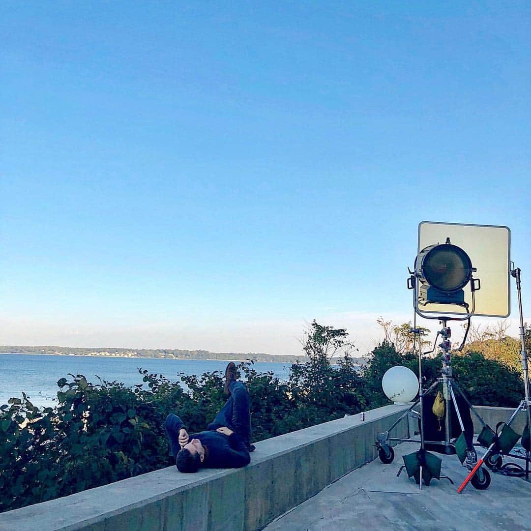 ジョシュア・ダラスのインスタグラム：「Calling all #Manifesters! Ask me all things #Manifest in the comments below and tune into an all-new @nbcmanifest tonight at 10/9c on @nbc! ✈️」