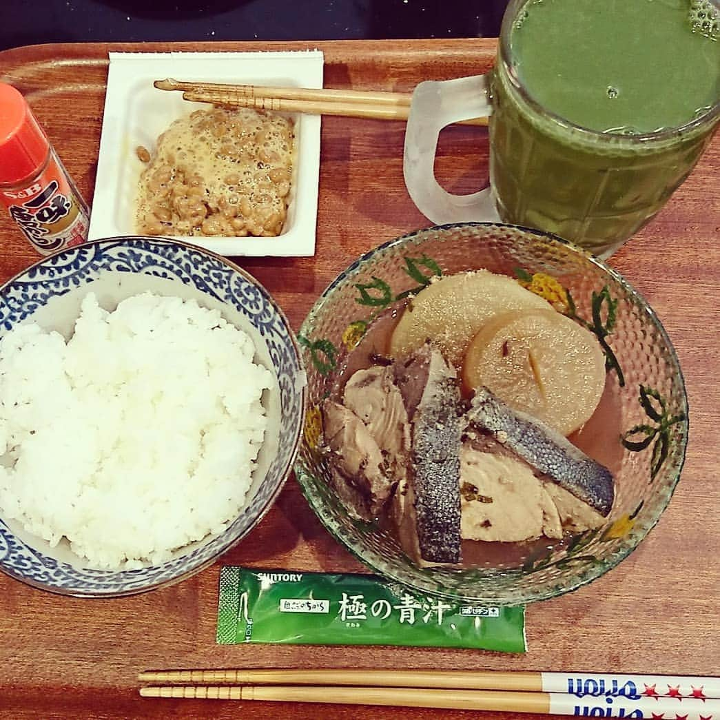 西山茉希さんのインスタグラム写真 - (西山茉希Instagram)「主友さん、ありがとう。 本日はぶり大根定食になりました。  #贈り物 #🐟 #ぶり大根定食 (おでんのもとと、塩昆布で煮てみたり。) コメントに質問のあった我が家の青汁。 こちらです。  #極の青汁 #定期配送 #定期購入スタイル  ベーコンエッグ定食からの、 ぶり大根定食。  #西山食堂 #本日も営業中  七草粥の七の字も出さずに終えた1月7日。 青汁の中に7種の草が入っていることを祈ろう。  #🙇🌿」1月8日 10時17分 - maki.nshiyama50