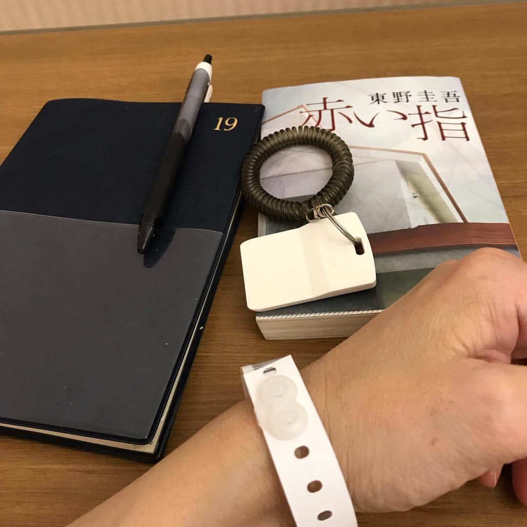 Akikoのインスタグラム：「I need to be in hospital for one night for a test. This is my first time since giving birth to children many years ago. Anyway I brought my diary and a book to read but seems that I have not much time to do that. Hopefully things will go smoothly. お産以来初めての検査入院。とりあえず日記と本は持ってきたものの、そんな時間あまりなさそう。なんかドキドキしっぱなし。 順調にいきます様に🤞🏻 #diary#notebook#hospital#test#jounal#日記#手帳#病院#検査#ジャーナル#検査入院」