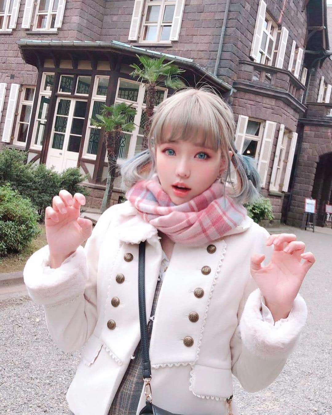 Elyさんのインスタグラム写真 - (ElyInstagram)「EEly's ★Tuesday Twintail ! week-98 旧古河庭園へお散歩 在到處都很熱鬧的新年假期 EE子選了一個人少的地方悠閒的散步 「舊古河庭園」 結合了西式與日式的庭院 整個庭院種了很多品種的玫瑰，但是天氣還太冷什麼花都沒開 在花草都因為天冷冬眠狀態的庭院內走著，低溫讓空氣更顯得安靜，度過了很舒服的下午(๑´ㅁ`) 期待下次來的時候可以看到各式各樣滿滿的玫瑰花! #twintail #elycosplay #ETT #ツインテール #火曜日のツインテール#eelytuesdaytwintail」1月8日 20時35分 - eeelyeee