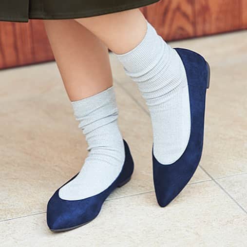 GU TAIWANさんのインスタグラム写真 - (GU TAIWANInstagram)「\ ❤️好穿耐走的柔軟舒適感！ / 喜愛運動鞋的妳，一定喜歡這樣溫柔輕盈的步伐！☁️ - “蓬鬆、溫柔、完美包覆，就像棉花糖般”✨ 每個人都該有一雙舒適度與機能性兼具的棉花糖包鞋！ 繽紛多色 X 簡單設計 X 低跟/平底 ▶完勝各種場合💃 - #GU商品再進化 #輕彈舒適口碑好評 - ✔腳尖位置加入軟墊 ▶ 減壓超舒適 ✔膚觸柔順的內裡 ▶ 溫柔包覆腳趾 ✔低反發軟墊材質 ▶ 自在移動無負擔 - GU SHOES，想穿舒適再也不用侷限於運動鞋！ - #棉花糖包鞋 #蓬鬆柔軟完美包覆 #GU #GUTaiwan #ジーユー #OOTD #YOURFREEDOM #自由煥然一新」1月8日 20時37分 - gu_taiwan