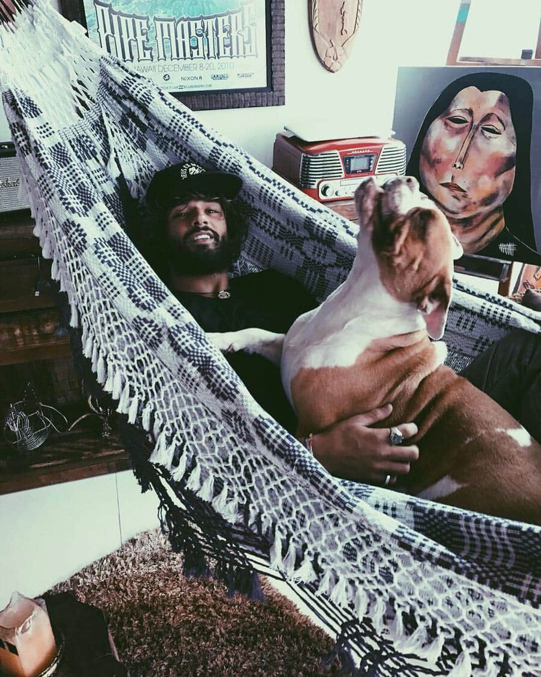 マーロン・テシェイラのインスタグラム：「—- Distância não é ruim, ela apenas nos mostra o quanto amamos o que está longe. Já a saudade é bonita apenas na poesia pois na vida real ela às vezes até dói. ❤️🐶 #Alaia #MeuCantinho — “The distance is not bad, it just shows how much we love what it’s far away.” ❤️🐶 #Alaia #I❤️MyDog #AlwaysInMyHeart —- 🎩...Peace&Light...♻️ —- #MeuBichinho #MeuCoracaozinho #GoodVibesOnly」