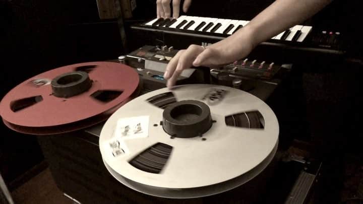 Open Reel Ensembleのインスタグラム：「We only use the reel-to-reel tape deck.﻿﻿ ﻿─﻿ オープンリールだけで演奏するバンドです。﻿﻿ ﻿ #openreelensemble #eiwada #magnetikpunk #reeltoreel #tape #electromusic #technosound #analog #retrosound #synth #eiwada」