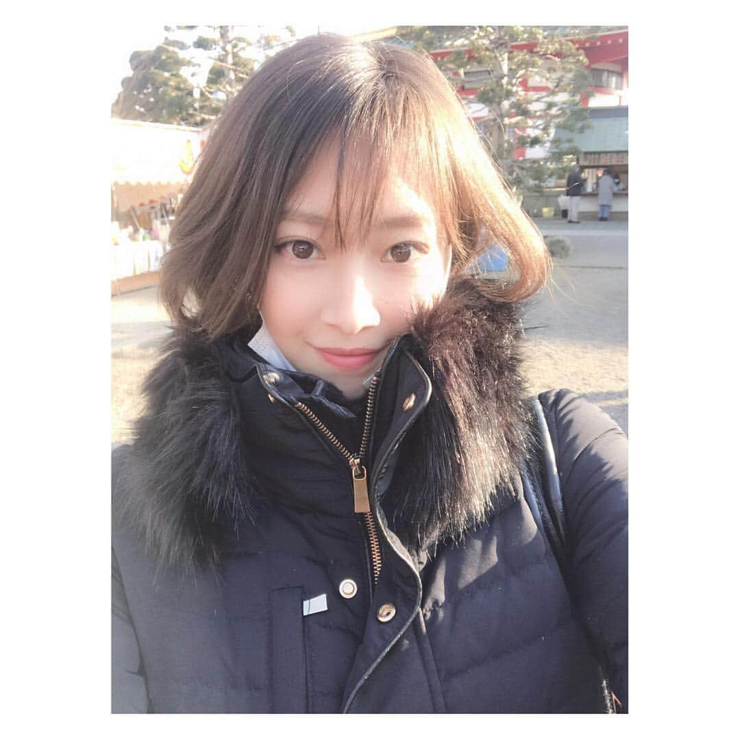 中村果生莉さんのインスタグラム写真 - (中村果生莉Instagram)「🎍 . . 今年は後厄なので、厄除けと方位除けしてきました♡  おみくじひいたら、大吉でした😍😍😍 . . まだ抜歯の腫れも引いてないし、痛みもあるから、冷えピタは外せない😭笑 . . そしてお祭りいってもベビーカステラは大好きすぎてテッパン♡ . . ちゃんとまだしっかり食べられないけど、今日も見つけちゃったのでゲットしたー😍💕 . . でもやっぱり痛い、、 ロキソニンとボルタレンの毎日早く卒業したいよー😭  抜糸したら痛みひくのかなｰｰｰｰ？！🥺泣 . . #佐野厄よけ大師  #厄祓い #方位よけ #後厄 #おみくじ #大吉 #ベビーカステラ #家で作りたい #親知らず #抜歯 #痛い」1月8日 22時05分 - kaori.nakamura_0226