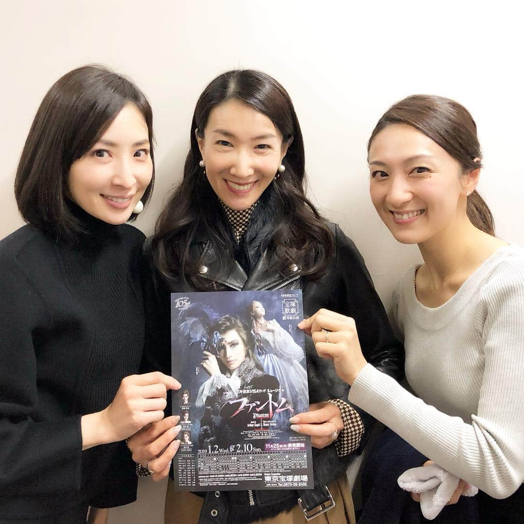 真飛聖さんのインスタグラム写真 - (真飛聖Instagram)「宝塚 雪組公演『ファントム』 観させていただきました！！ 花組でファントムをやった時のメンバー♪  おささんと彩音と。 本当に 素敵なファントムの世界を 堪能させてもらって幸せでした。 だいもん見るだけで 涙出てくる あたしの姿を  横で見ていた おささんが一言 『大丈夫ぅ？？？』（笑） ダメですね、完全に。 あ〜 幸せすぎる時間を ありがとうございました。  #宝塚#雪組#ファントム #だいもん#望海風斗 さん #おささん#春野寿美礼 さん #あやね#桜乃彩音 さん #真飛聖」1月8日 21時04分 - sei_matobu